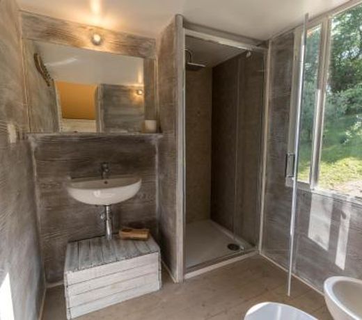 Glamping in Toscana, luxury tents in agriturismo biologico