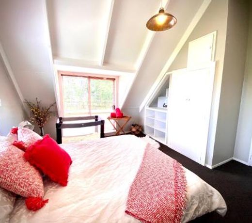 Stylish and Sunny Holiday Home in Cromwell