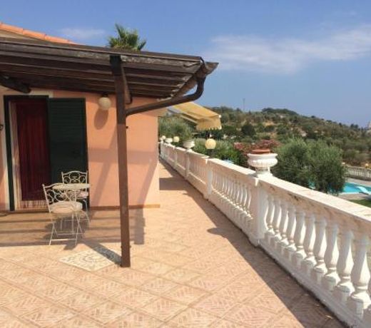 Villa con piscina a Imperia, Italy
