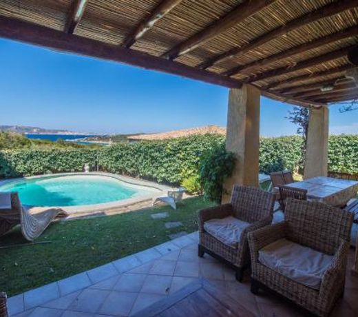 Villa con Piscina e Vista Mare