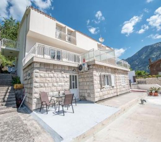 Luxury seafront apartment Vujovic 1