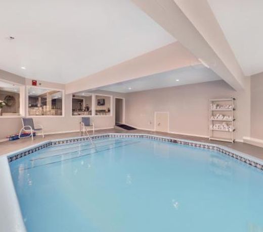 208 Pointes North Inn
