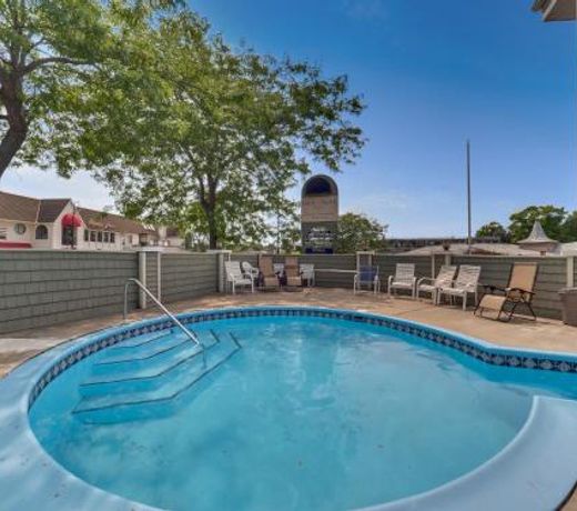 208 Pointes North Inn
