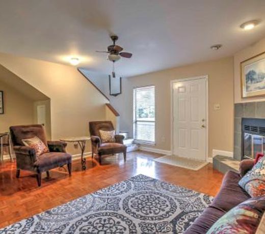 Baton Rouge Townhome with Pool Access - 7 Mi to LSU!