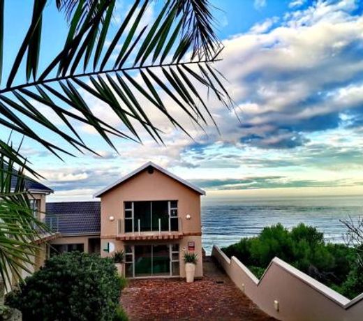 10 Sleeper, Indoor Pool, WIFI, DSTV Perfect Holiday Home