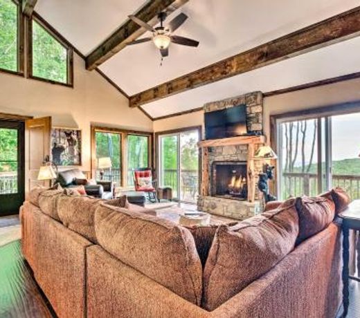 Treetop Retreat with Game Room 3Mi to Beech Mtn!