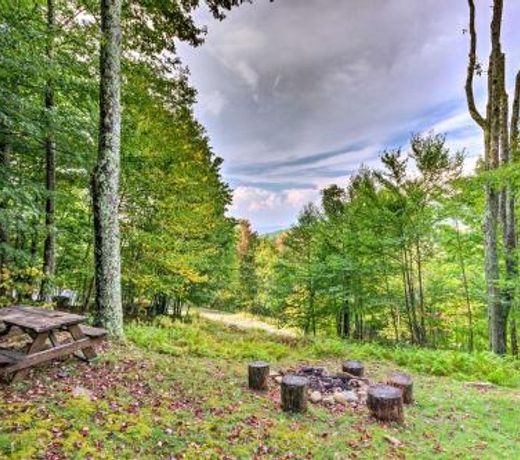 Treetop Retreat with Game Room 3Mi to Beech Mtn!
