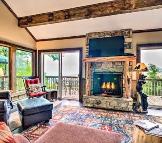 Treetop Retreat with Game Room 3Mi to Beech Mtn!