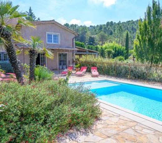Villa de 3 chambres a Villecroze avec magnifique vue sur la montagne piscine privee et jardin clos