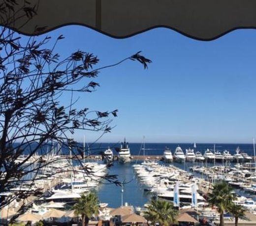 Appartement de standing face a la mer avec vue exceptionnelle sur les iles de Lerins