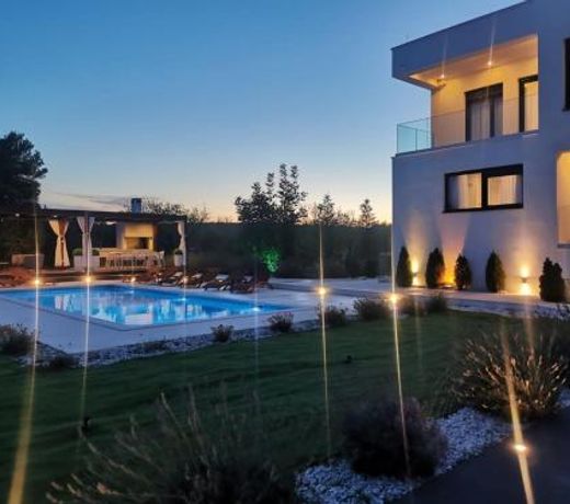 Luxury Villa Reina