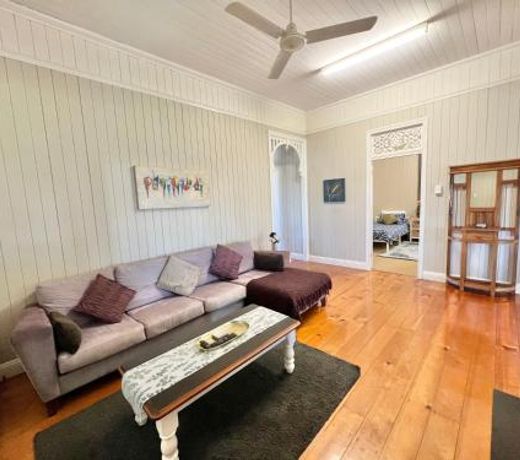 Childers Charmer with Aircon, WIFI & modern luxuries