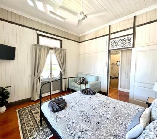 Childers Charmer with Aircon, WIFI & modern luxuries