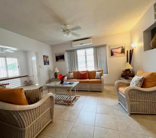 Welcome to the unpretentious and breezy Graceville, steps away from the beach