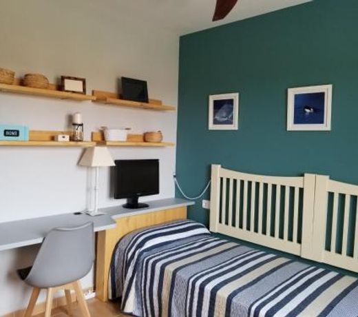 Attic apartment in Vera Beach with wifi and air-conditioning