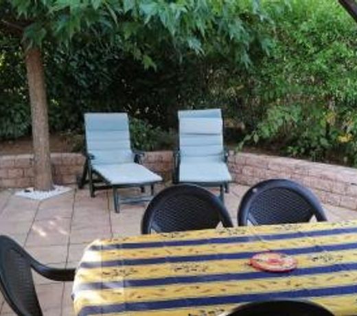 Petite Maison de 40m2 trÃ¨s bien equipee avec jardin privatif, Wifi, Piscine commune Ã  la residence ,ouverte du 1er mai au 30 septembre de 09h Ã  21h-En juillet et aout reservation uniquement du samedi au samedi