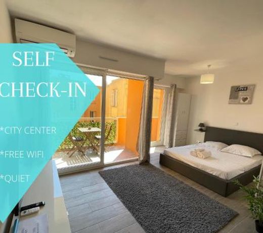 Centre de Beausoleil, climatisé, Wifi, terrasse.