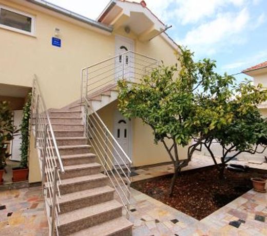 Apartments by the sea Vinisce, Trogir - 10008