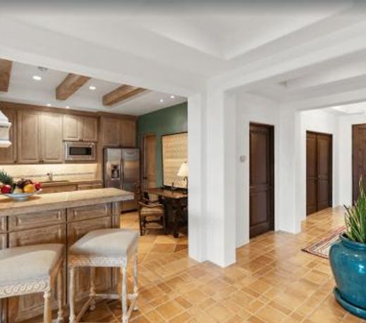 Best Executive-Style Luxury Residence on Property