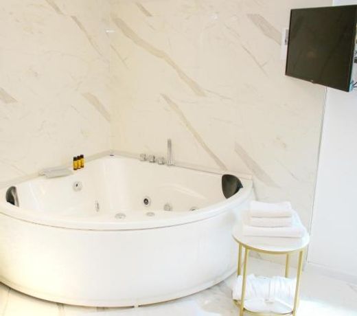 Seven Luxury Suites