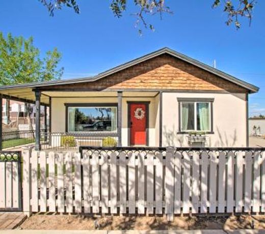 Gilbert Escape with Fire Pit, Walk to Downtown!