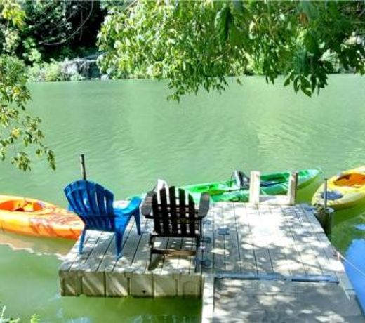 Reflections! Seasonal Dock & Kayaks!! Hot Tub!! Fire Table! BBQ! HUGE yard! Horseshoes! Dog Friendly!