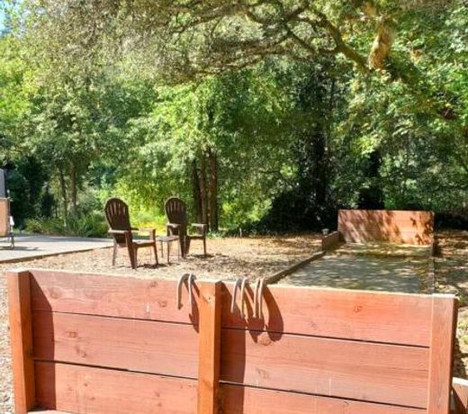 Reflections! Seasonal Dock & Kayaks!! Hot Tub!! Fire Table! BBQ! HUGE yard! Horseshoes! Dog Friendly!