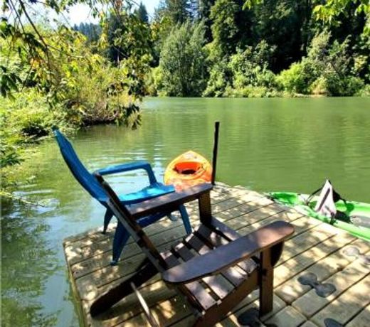 Reflections! Seasonal Dock & Kayaks!! Hot Tub!! Fire Table! BBQ! HUGE yard! Horseshoes! Dog Friendly!