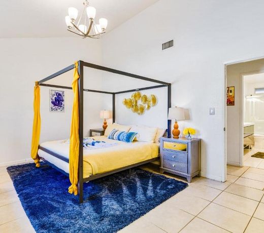 Desert Pool House: Sun, Swim, Sip & Stay