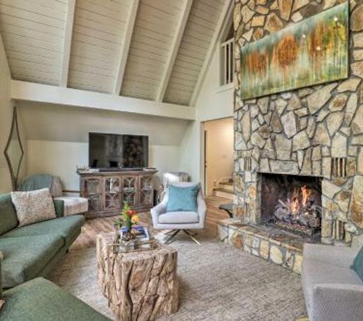 Renovated Chalet-Style Escape Less Than 1 Mi to Town!