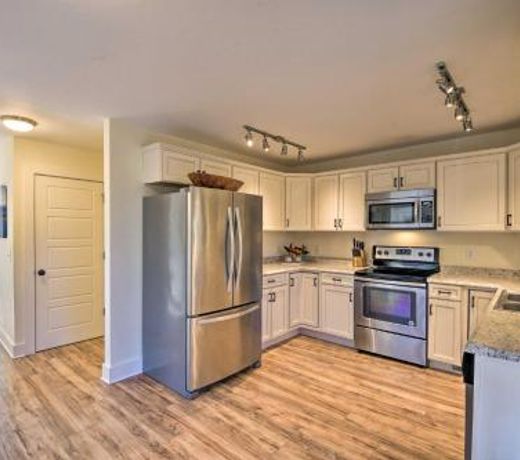 Renovated Chalet-Style Escape Less Than 1 Mi to Town!