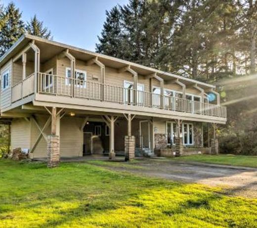 Home with Deck and Elevator Less Than 1 Mile to Coast