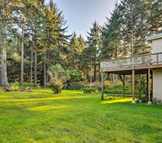 Home with Deck and Elevator Less Than 1 Mile to Coast