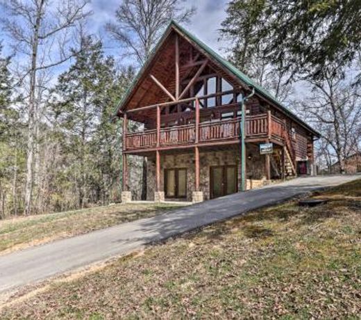 Luxe Smoky Mtn Cabin Indoor Pool and Fire Pit!