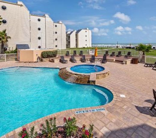Oceanview jewel for large families! Beachfront resort, shared pools & jacuzzi