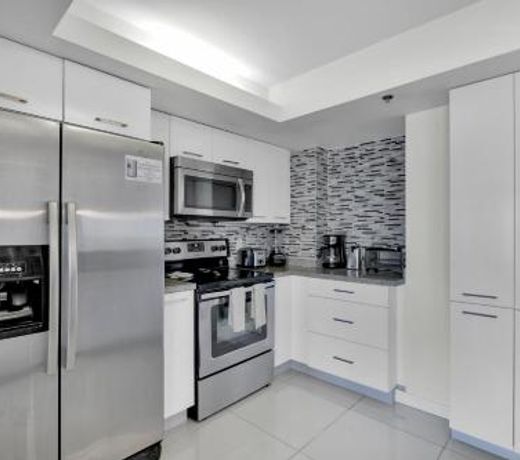 Oceanview jewel for large families! Beachfront resort, shared pools & jacuzzi