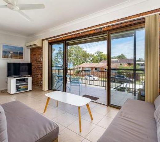 Stylish Holiday apartment opposite Bribie Foreshore