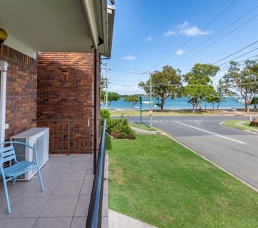 Stylish Holiday apartment opposite Bribie Foreshore