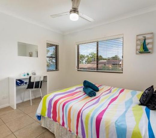 Stylish Holiday apartment opposite Bribie Foreshore