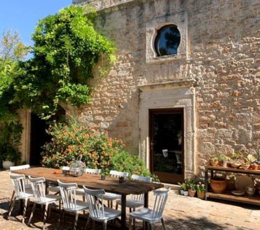 Ceglie Messapica Villa Sleeps 8 with Pool and Air Con