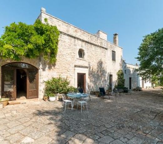 Ceglie Messapica Villa Sleeps 8 with Pool and Air Con