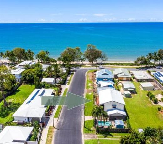 Tropical Beachside Oasis in Clifton Beach