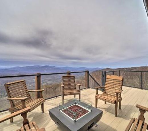 Sky Barn Retreat in Beech Mountain with Views and Deck