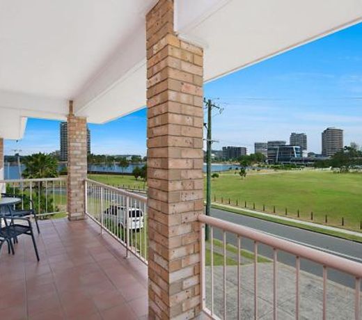 Tumut Unit 2 - Great unit in a central location to beaches, clubs and shopping Wi-Fi included