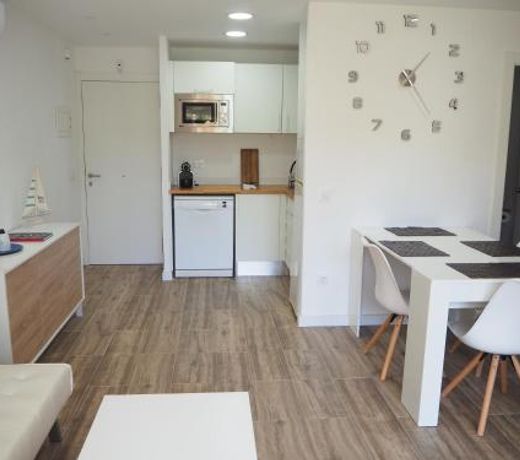 Apartament amb piscina i aparcament - Baixos amb jardinet