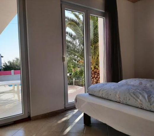 Helles Doppelzimmer mit Bad, Terrasse und Pool, seperater Eingang, Liznjan, Istrien