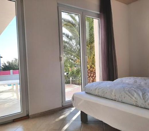 Helles Doppelzimmer mit Bad, Terrasse und Pool, seperater Eingang, Liznjan, Istrien