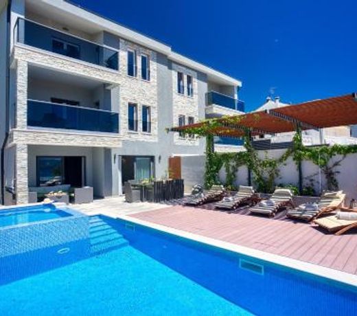 LUXURY VILLA PARADISE 120m from sandy beach, heated pool, billiard, max 12 pax