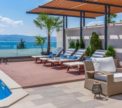 Luxury VILLA BANE, heated private pool and jacuzzi, sandy beach 120m far, 12 pax