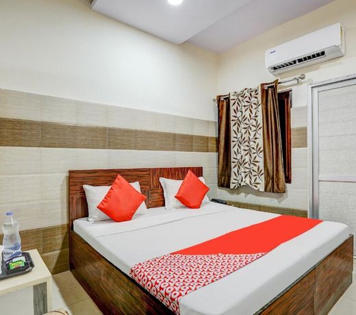 OYO 79498 Hotel 7 Sky